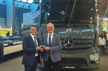 Daimler Truck Italia übergibt anlässlich der Ecomondo 2023 in Rimini die erste voll elektrische Mercedes-Benz City Zugmaschine vom Typ eActros 300, an FERCAM